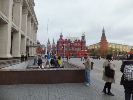 Moscou au loin au centre musée historique et à droite le Kremlin